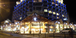 alpina-hotel-seminaire-france-rhone-alpes-haute-savoie-facade-nuit