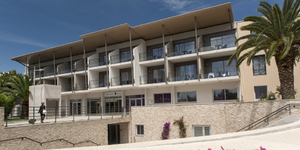 hotel-baie-des-anges-thalazur-antibes-facade-2