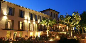 les-lodges-sainte-victoire-hotel-seminaire-provence-alpes-cote-d-azur-bouches-du-rhone-facade-nuit2